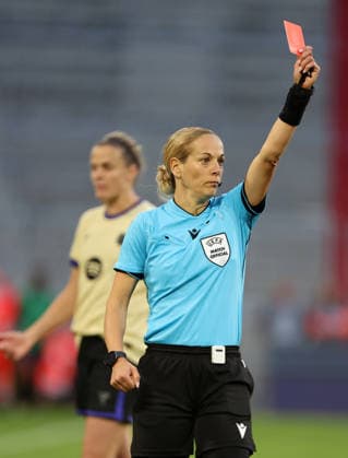 Ivana Martincic Schiedsrichter , Kett Franziska macht Foul auf Salma Paralluelo ( Haare ) , Rote Karte , Fc Bayern München-Barcelona Halbfinal Women Champions League , Frauen Fußball , in den Allianz Arena Stadion, in München , Bayern , Deutschland. April 25 , 2026 . Photo by: Davide Elias IPA Photo Pressefoto DENL Copyright: xDavidexEliasx