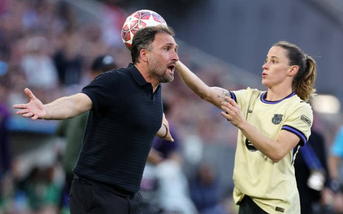 Barcala Jose Trainer FC Bayern , Kett Franziska macht Foul auf Salma Paralluelo ( Haare ) , Rote Karte , Fc Bayern München-Barcelona Halbfinal Women Champions League , Frauen Fußball , in den Allianz Arena Stadion, in München , Bayern , Deutschland. April 25 , 2026 . Photo by: Davide Elias IPA Photo Pressefoto DENL Copyright: xDavidexEliasx
