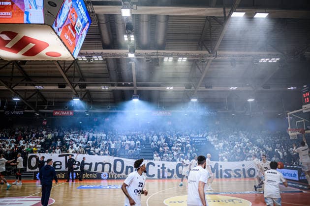easycredit BBL Basketball Bundesliga 2025 2026 31. Spieltag 25.04.2026 Science City Jena vs VET-CONCEPT Gladiators Trier Die Fans von Jena mit einem Banner: One Team One City One Mission vor dem wichtigen Heimspiel Sparkassen Arena