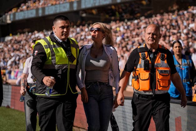 Wolverhampton Wanderers v Tottenham Hotspur - Premier League Spurs players are involved in an altercation with Wolves players during the Premier League match between Wolverhampton Wanderers and Tottenham Hotspur at Molineux in Wolverhampton, United Kingdom, on April 25, 2026. Wolverhampton West Midlands United Kingdom  Copyright: xNewsxImagesx originalFilename:cosgrove-premierl260425_npy84.jpg