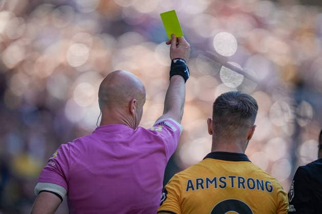 Wolverhampton Wanderers v Tottenham Hotspur - Premier League Referee Anthony Taylor gives a yellow card to Pedro Porro of Tottenham Hotspur and Hugo Bueno of Wolverhampton Wanderers during the Premier League match between Wolverhampton Wanderers and Tottenham Hotspur at Molineux in Wolverhampton, United Kingdom, on April 25, 2026. Wolverhampton West Midlands United Kingdom  Copyright: xNewsxImagesx originalFilename:cosgrove-premierl260425_npgw3.jpg