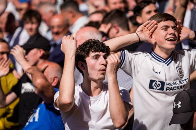 Wolverhampton Wanderers v Tottenham Hotspur - Premier League Tottenham Hotspur fans celebrate as Joao Palhinha scores a goal to make it 0-1 during the Premier League match between Wolverhampton Wanderers and Tottenham Hotspur at Molineux in Wolverhampton, United Kingdom, on April 25, 2026. Wolverhampton West Midlands United Kingdom  Copyright: xNewsxImagesx originalFilename:cosgrove-premierl260425_npgWq.jpg
