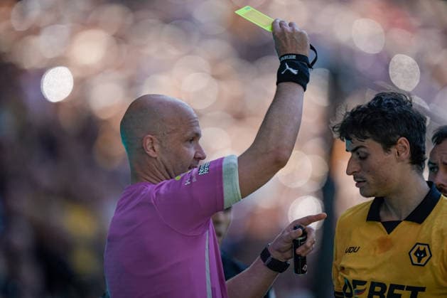 Wolverhampton Wanderers v Tottenham Hotspur - Premier League Referee Anthony Taylor gives a yellow card to Pedro Porro of Tottenham Hotspur and Hugo Bueno of Wolverhampton Wanderers during the Premier League match between Wolverhampton Wanderers and Tottenham Hotspur at Molineux in Wolverhampton, United Kingdom, on April 25, 2026. Wolverhampton West Midlands United Kingdom  Copyright: xNewsxImagesx originalFilename:cosgrove-premierl260425_npZT3.jpg
