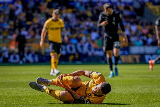 Wolverhampton Wanderers v Tottenham Hotspur - Premier League Yves Bissouma of Tottenham Hotspur goes down injured during the Premier League match between Wolverhampton Wanderers and Tottenham Hotspur at Molineux in Wolverhampton, United Kingdom, on April 25, 2026. Wolverhampton West Midlands United Kingdom  Copyright: xNewsxImagesx originalFilename:cosgrove-premierl260425_npSsh.jpg