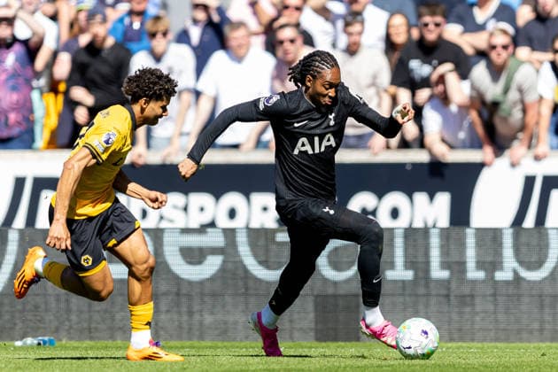 Wolverhampton Wanderers v Tottenham Hotspur, Premier League Tottenham Hotspur defender Djed Spence (24) runs forward on wing during the Premier League match between Wolverhampton Wanderers and Tottenham Hotspur at Molineux, Wolverhampton, UK on 25 April 2026. Wolverhampton Molineux West Midlands UK Editorial use only DataCo restrictions apply See www.football-dataco.com , Copyright: xManjitxNarotrax PSI-24154-0041
