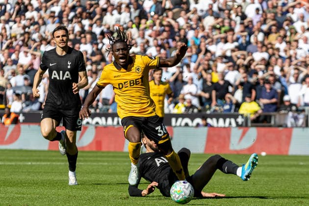 Wolverhampton Wanderers v Tottenham Hotspur, Premier League Wolverhampton Wanderers midfielder Mateus Mane (36) fouled during the Premier League match between Wolverhampton Wanderers and Tottenham Hotspur at Molineux, Wolverhampton, UK on 25 April 2026. Wolverhampton Molineux West Midlands UK Editorial use only DataCo restrictions apply See www.football-dataco.com , Copyright: xManjitxNarotrax PSI-24154-0086
