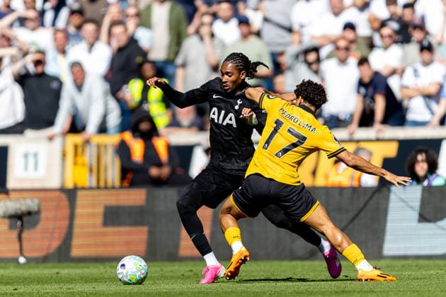 Wolverhampton Wanderers v Tottenham Hotspur, Premier League Tottenham Hotspur defender Djed Spence (24) battles for possession with Wolverhampton Wanderers defender Pedro Lima (17) during the Premier League match between Wolverhampton Wanderers and Tottenham Hotspur at Molineux, Wolverhampton, UK on 25 April 2026. Wolverhampton Molineux West Midlands UK Editorial use only DataCo restrictions apply See www.football-dataco.com , Copyright: xManjitxNarotrax PSI-24154-0129