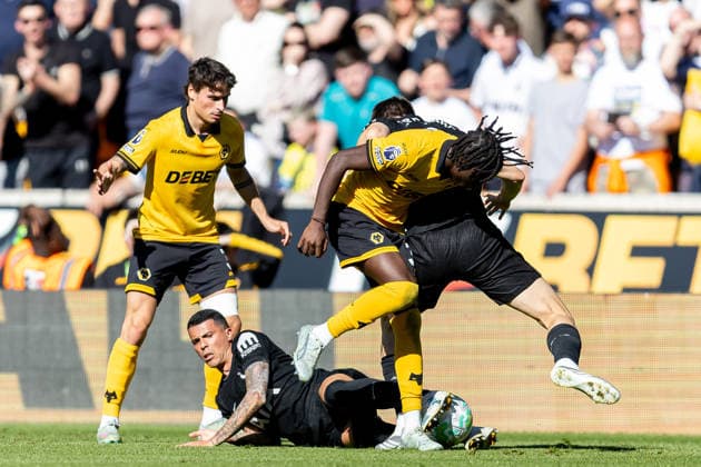 Wolverhampton Wanderers v Tottenham Hotspur, Premier League Wolverhampton Wanderers forward Tolu Arokodare (14) battles for possession with Tottenham Hotspur defender Pedro Porro (23) during the Premier League match between Wolverhampton Wanderers and Tottenham Hotspur at Molineux, Wolverhampton, UK on 25 April 2026. Wolverhampton Molineux West Midlands UK Editorial use only DataCo restrictions apply See www.football-dataco.com , Copyright: xManjitxNarotrax PSI-24154-0151