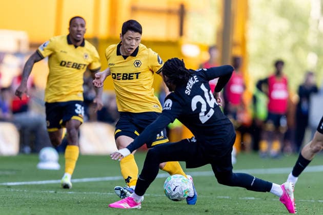 Wolverhampton Wanderers v Tottenham Hotspur, Premier League Wolverhampton Wanderers forward Hwang Hee-Chan (11) nutmegs Tottenham Hotspur forward Mathys Tel (11) during the Premier League match between Wolverhampton Wanderers and Tottenham Hotspur at Molineux, Wolverhampton, UK on 25 April 2026. Wolverhampton Molineux West Midlands UK Editorial use only DataCo restrictions apply See www.football-dataco.com , Copyright: xManjitxNarotrax PSI-24154-0178