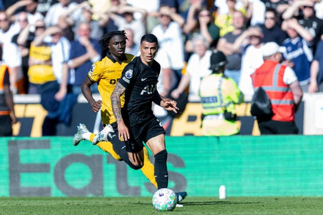 Wolverhampton Wanderers v Tottenham Hotspur, Premier League Tottenham Hotspur defender Pedro Porro (23) runs forward on wing during the Premier League match between Wolverhampton Wanderers and Tottenham Hotspur at Molineux, Wolverhampton, UK on 25 April 2026. Wolverhampton Molineux West Midlands UK Editorial use only DataCo restrictions apply See www.football-dataco.com , Copyright: xManjitxNarotrax PSI-24154-0181