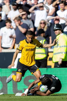 Wolverhampton Wanderers v Tottenham Hotspur, Premier League Wolverhampton Wanderers midfielder Joao Gomes (8) battles for possession with Tottenham Hotspur forward Mathys Tel (11) during the Premier League match between Wolverhampton Wanderers and Tottenham Hotspur at Molineux, Wolverhampton, UK on 25 April 2026. Wolverhampton Molineux West Midlands UK Editorial use only DataCo restrictions apply See www.football-dataco.com , Copyright: xManjitxNarotrax PSI-24154-0182