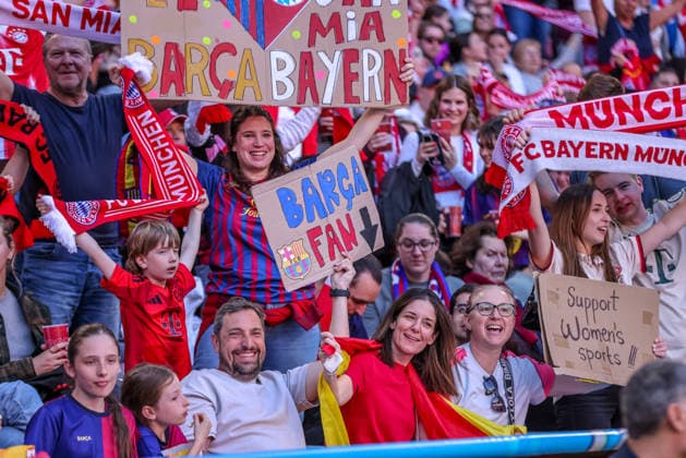 GER, München, Bayern München vs FC Barcelona, Barca Women s Champions League, Fussball, UEFA, Spielzeit 2025 2026, Allianz Arena, Halbfinale, Hinspiel im Bild: Fans Barcelona und FC Bayern München DFB DFL REGULATIONS PROHIBIT ANY USE OF PHOTOGRAPHS AS IMAGE SEQUENCES AND OR QUASI-VIDEO, 25.04.2026 Copyright: HMBxMedia HendrikxHamelau