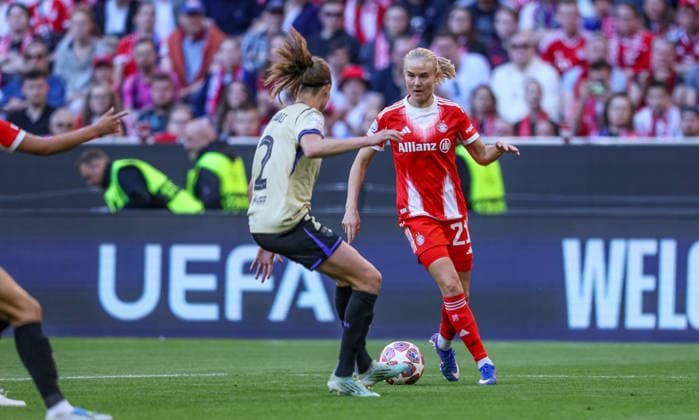 GER, München, Bayern München vs FC Barcelona, Barca Women s Champions League, Fussball, UEFA, Spielzeit 2025 2026, Allianz Arena, Halbfinale, Hinspiel im Bild v.l.: Irene Paredes (FC Barcelona 2), Pernille Harder (Bayern München 21) DFB DFL REGULATIONS PROHIBIT ANY USE OF PHOTOGRAPHS AS IMAGE SEQUENCES AND OR QUASI-VIDEO, 25.04.2026 Copyright: HMBxMedia HendrikxHamelau