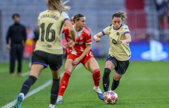 GER, München, Bayern München vs FC Barcelona, Barca Women s Champions League, Fussball, UEFA, Spielzeit 2025 2026, Allianz Arena, Halbfinale, Hinspiel im Bild v.l.: Klara Bühl (Bayern München 17), Ona Batlle (FC Barcelona 22) DFB DFL REGULATIONS PROHIBIT ANY USE OF PHOTOGRAPHS AS IMAGE SEQUENCES AND OR QUASI-VIDEO, 25.04.2026 Copyright: HMBxMedia HendrikxHamelau