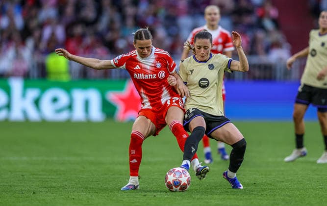 GER, München, Bayern München vs FC Barcelona, Barca Women s Champions League, Fussball, UEFA, Spielzeit 2025 2026, Allianz Arena, Halbfinale, Hinspiel im Bild v.l.: Klara Bühl (Bayern München 17), Ona Batlle (FC Barcelona 22) DFB DFL REGULATIONS PROHIBIT ANY USE OF PHOTOGRAPHS AS IMAGE SEQUENCES AND OR QUASI-VIDEO, 25.04.2026 Copyright: HMBxMedia HendrikxHamelau