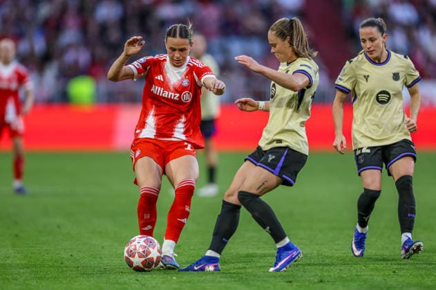 GER, München, Bayern München vs FC Barcelona, Barca Women s Champions League, Fussball, UEFA, Spielzeit 2025 2026, Allianz Arena, Halbfinale, Hinspiel im Bild v.l.: Klara Bühl (Bayern München 17), Ewa Pajor (FC Barcelona 17) DFB DFL REGULATIONS PROHIBIT ANY USE OF PHOTOGRAPHS AS IMAGE SEQUENCES AND OR QUASI-VIDEO, 25.04.2026 Copyright: HMBxMedia HendrikxHamelau