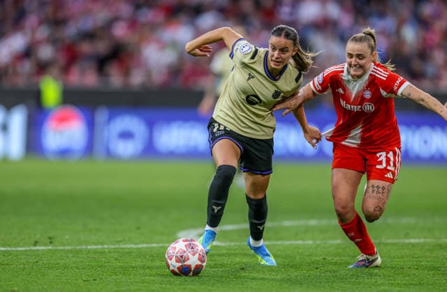 GER, München, Bayern München vs FC Barcelona, Barca Women s Champions League, Fussball, UEFA, Spielzeit 2025 2026, Allianz Arena, Halbfinale, Hinspiel im Bild v.l.: Clara Serrajordi (FC Barcelona 16), Georgia Stanway (Bayern München 31), Zweikampf DFB DFL REGULATIONS PROHIBIT ANY USE OF PHOTOGRAPHS AS IMAGE SEQUENCES AND OR QUASI-VIDEO, 25.04.2026 Copyright: HMBxMedia HendrikxHamelau