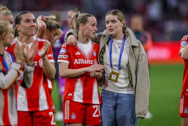 GER, München, Bayern München vs FC Barcelona, Barca Women s Champions League, Fussball, UEFA, Spielzeit 2025 2026, Allianz Arena, Halbfinale, Hinspiel im Bild v.l.: Franziska Kett (Bayern München 20) wird von Alara Åžehitler (Bayern München 14) nach der roten Karte getröstet DFB DFL REGULATIONS PROHIBIT ANY USE OF PHOTOGRAPHS AS IMAGE SEQUENCES AND OR QUASI-VIDEO, 25.04.2026 Copyright: HMBxMedia HendrikxHamelau
