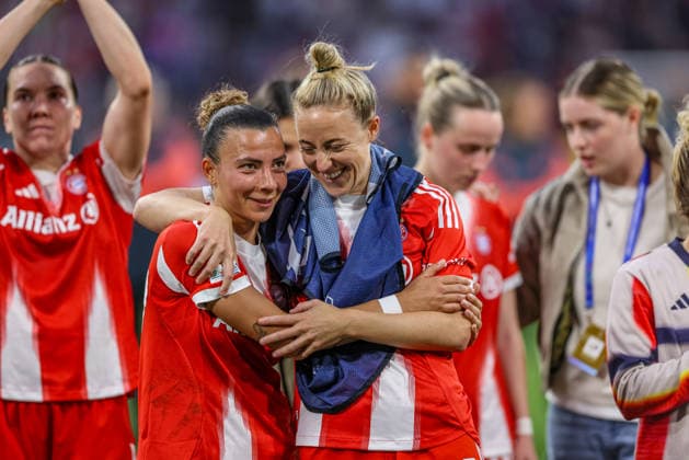 GER, München, Bayern München vs FC Barcelona, Barca Women s Champions League, Fussball, UEFA, Spielzeit 2025 2026, Allianz Arena, Halbfinale, Hinspiel im Bild v.l.: Arianna Caruso (Bayern München 27), Carolin Simon (Bayern München 30) nach dem Spiel DFB DFL REGULATIONS PROHIBIT ANY USE OF PHOTOGRAPHS AS IMAGE SEQUENCES AND OR QUASI-VIDEO, 25.04.2026 Copyright: HMBxMedia HendrikxHamelau