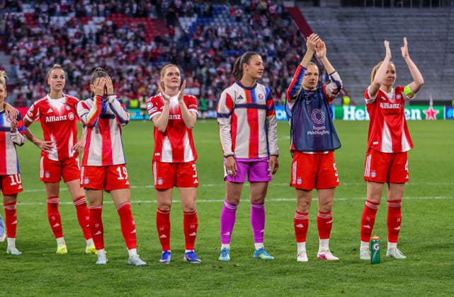 GER, München, Bayern München vs FC Barcelona, Barca Women s Champions League, Fussball, UEFA, Spielzeit 2025 2026, Allianz Arena, Halbfinale, Hinspiel im Bild: Spielerinnen FC Bayern München nach dem Spiel DFB DFL REGULATIONS PROHIBIT ANY USE OF PHOTOGRAPHS AS IMAGE SEQUENCES AND OR QUASI-VIDEO, 25.04.2026 Copyright: HMBxMedia HendrikxHamelau