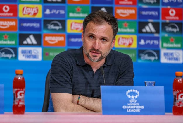 GER, München, Bayern München vs FC Barcelona, Barca Women s Champions League, Fussball, UEFA, Spielzeit 2025 2026, Allianz Arena, Halbfinale, Hinspiel im Bild: Josà Barcala (Trainer Bayern München) beim Interview bei der Pressekonferenz, PK DFB DFL REGULATIONS PROHIBIT ANY USE OF PHOTOGRAPHS AS IMAGE SEQUENCES AND OR QUASI-VIDEO, 25.04.2026 Copyright: HMBxMedia HendrikxHamelau