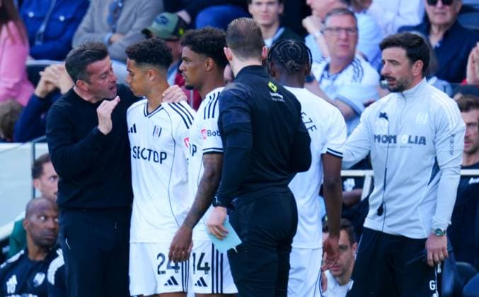 Fulham Manager Marco Silva issues instructions to substitutes Josh King and Oscar Bobb Fulham v Aston Villa, Premier League, Football, Craven Cottage, London, UK - 25 Apr 2026London Craven Cottage United Kingdom EDITORIAL USE ONLY No use with unauthorised audio, video, data, fixture lists, club league logos or live services. Online in-match use limited to 120 images, no video emulation. No use in betting, games or single club league player publications. Copyright: xJavierxGarcia Shutterstockx 16838778dw