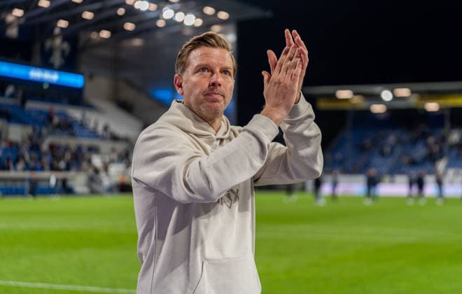 Freisteller, Portrait, Emotion, Applaus, Klatschen Florian Kohfeldt (SV Darmstadt 98, Cheftrainer) nach dem Abpfiff, GER, SV Darmstadt 98 vs. SV Elversberg, Fussball, 2. Bundesliga, 31. Spieltag, Saison 2025 2026, 25.04.2026, DFL REGULATIONS PROHIBIT ANY USE OF PHOTOGRAPHS AS IMAGE SEQUENCES AND OR QUASI-VIDEO, GER, SV Darmstadt 98 vs. SV Elversberg, Fussball, 2. Bundesliga, 31. Spieltag, Saison 2025 2026, 25.04.2026 Darmstadt *** Crop, Portrait, Emotion, Applause, Clapping Florian Kohfeldt SV Darmstadt 98, Head coach after the final whistle, GER, SV Darmstadt 98 vs SV Elversberg, Football, 2 Bundesliga, Matchday 31, Season 2025 2026, 25 04 2026, DFL REGULATES PROHIBIT ANY USE OF PHOTOGRAPHS AS IMAGE SEQUENCES AND OR QUASI VIDEO, GER, SV Darmstadt 98 vs SV Elversberg, Football, 2 Bundesliga, Matchday 31, Season 2025 2026, 25 04 2026 Darmstadt Copyright: xEibner-Pressefoto Jan-NiclasxGrox EP_JGG