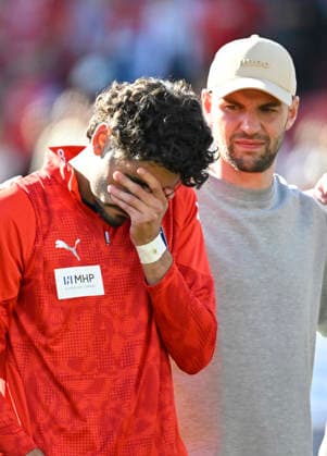 nach Spielende: Spieler feiern in der Fankurve den Sieg nur Eren Dinkci 1. FC Heidenheim 1846 FCH (08) ist traurig, Fans sichern Unterstützung zu im Fall Knochenmarkspende fuer Lebensgefaehrtin Freundin Cinja Dinkci weint verdrueckt Traenen 1. FC Heidenheim 1846 FCH vs FC St. Pauli 25.04.2026 DFL REGULATIONS PROHIBIT ANY USE OF PHOTOGRAPHS AS IMAGE SEQUENCES AND OR QUASI-VIDEO 1. FC Heidenheim 1846 FCH vs FC St. Pauli *** after the match players celebrate the victory in the fan curve only Eren Dinkci 1 FC Heidenheim 1846 FCH 08 is sad, Fans pledge support in case of bone marrow donation for lifelong friend Cinja Dinkci cries tears of sadness 1 FC Heidenheim 1846 FCH vs FC St Pauli 25 04 2026 DFL REGULATIONS PROHIBIT ANY USE OF PHOTOGRAPHS AS IMAGE SEQUENCES AND OR QUASI VIDEO 1 FC Heidenheim 1846 FCH vs FC St Pauli