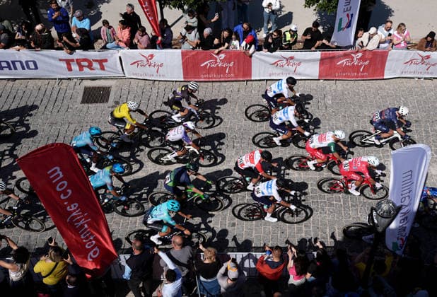 61st Presidential Cycling Tour of Turkiye IZMIR, TURKIYE - APRIL 26: Cyclists compete in the first stage of the 61st Presidential Cycling Tour of Turkiye, a 148-kilometer route from Cesme to Selcuk, on April 26, 2026 in Izmir, Turkiye. Held under the auspices of the Turkish Presidency and supported by the Turkish Youth and Sports Ministry, the 8-stage race is Turkiye s only event in the ProSeries category on the UCI Europe Tour calendar. Mahmut Serdar Alakus Anadolu Izmir Turkey. Editorial use only. Please get in touch for any other usage.  Copyright: x2026xAnadoluxMahmutxSerdarxAlakusx