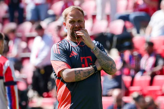 Co-Trainer Aaron Danks (FC Bayern Muenchen) schaut, Bundesliga, 1. FSV Mainz 05 v FC Bayern München, Mewa Arena am 25. April 2026 in Mainz, Deutschland. (Foto von Marco Steinbrenner DeFodi Images) Co-Trainer Aaron Danks (FC Bayern Muenchen) looks on, Bundesliga, 1. FSV Mainz 05 v FC Bayern München, Mewa Arena, April 25, 2026 in Mainz, Germany. (Photo by Marco Steinbrenner DeFodi Images) DFL regulations prohibit any use of photographs as image sequences and or quasi-video. - *** Co coach Aaron Danks FC Bayern Muenchen looks on, Bundesliga, 1 FSV Mainz 05 v FC Bayern München, Mewa Arena on April 25, 2026 in Mainz, Germany Photo by Marco Steinbrenner DeFodi Images Co coach Aaron Danks FC Bayern Muenchen looks on, Bundesliga, 1 FSV Mainz 05 v FC Bayern München, Mewa Arena, April 25, 2026 in Mainz, Germany Photo by Marco Steinbrenner DeFodi Images DFL regulations prohibit any use of photographs as image sequences and or quasi video