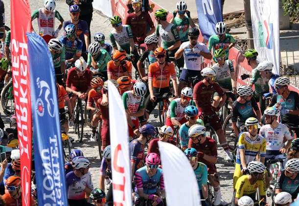 61st Presidential Cycling Tour of Turkiye IZMIR, TURKIYE - APRIL 26: Cyclists compete in the first stage of the 61st Presidential Cycling Tour of Turkiye, a 148-kilometer route from Cesme to Selcuk, on April 26, 2026 in Izmir, Turkiye. Held under the auspices of the Turkish Presidency and supported by the Turkish Youth and Sports Ministry, the 8-stage race is Turkiye s only event in the ProSeries category on the UCI Europe Tour calendar. Mahmut Serdar Alakus Anadolu Izmir Turkey. Editorial use only. Please get in touch for any other usage.  Copyright: x2026xAnadoluxMahmutxSerdarxAlakusx