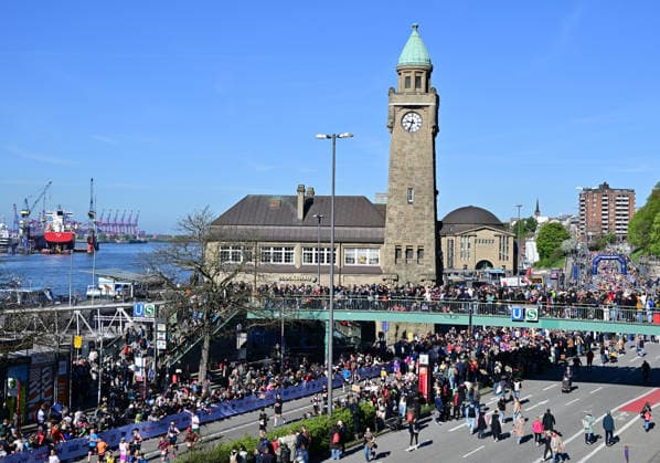 Sport Bilder des Tages GER, 40. Haspa Marathon Hamburg 26.04.2026, Hamburg, GER, 40. Haspa Marathon Hamburg, im Bild Hafenstrasse mit Landungsbruecken die Jedermaenner *** GER, 40 Haspa Marathon Hamburg 26 04 2026, Hamburg, GER, 40 Haspa Marathon Hamburg, in the picture Hafenstrasse with landing stages the Jedermaenner ordphotoxGmbH xWitke nph00002
