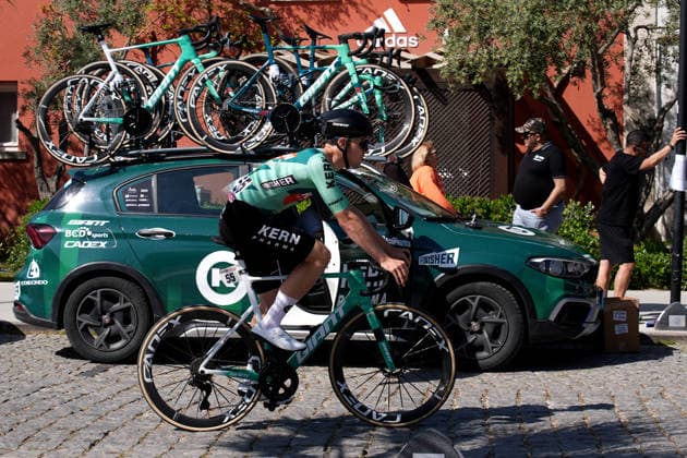 61st Presidential Cycling Tour of Turkiye IZMIR, TURKIYE - APRIL 26: Support vehicles carrying spare bicycles on their roofs are seen as cyclists compete in the first stage of the 61st Presidential Cycling Tour of Turkiye, a 148-kilometer route from Cesme to Selcuk, on April 26, 2026 in Izmir, Turkiye. Held under the auspices of the Turkish Presidency and supported by the Turkish Youth and Sports Ministry, the 8-stage race is Turkiye s only event in the ProSeries category on the UCI Europe Tour calendar. Mahmut Serdar Alakus Anadolu Izmir Turkey. Editorial use only. Please get in touch for any other usage.  Copyright: x2026xAnadoluxMahmutxSerdarxAlakusx