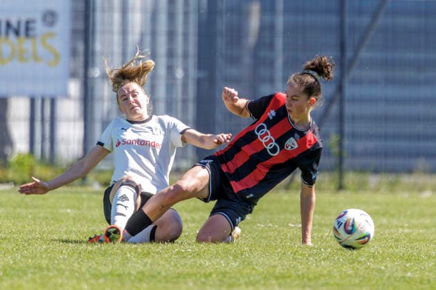 Ingolstadt, Deutschland 26. April 2026: 2. Bundesliga Frauen - 2025 2026 - Sp. 23 - FC Ingolstadt 04 gegen Borussia Mönchengladbach Im Bild: v. li. im Zweikampf Sam Drissen (BMG) und Emma Kusch (FCI) ESV Stadion Bayern Copyright: xFotostandx xSchäferx
