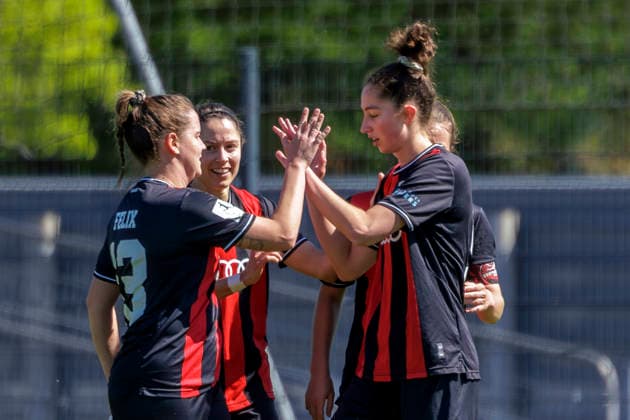 Ingolstadt, Deutschland 26. April 2026: 2. Bundesliga Frauen - 2025 2026 - Sp. 23 - FC Ingolstadt 04 gegen Borussia Mönchengladbach Im Bild: in der Traube Torschützin Annika Kömm Koemm (FCI) jubelt nach ihrem Tor zum 1:0 mit ihren Teamkolleginnen. ESV Stadion Bayern Copyright: xFotostandx xSchäferx