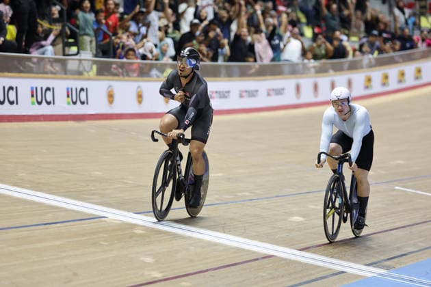 UCI Track World Cup: Nilai Picture by Alex Whitehead SWpix.com - 26 04 2026 - Cycling - UCI Track World Cup: Nilai - Velodrom Nasional Malaysia, Nilai, Malaysia - Men s Sprint - Final for Bronze - Mohd Azizulhasni Awang (Malaysia) wins the bronze medal, Nikita Kiriltsev (AIN) Copyright: x xSWpix.comx(t axPhotographyxHubxLtd)xAlexxWhitehead SWpix.comx SWP-3030-13336