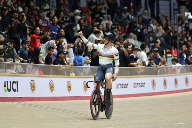 Sport Bilder des Tages UCI Track World Cup: Nilai Picture by Alex Whitehead SWpix.com - 26 04 2026 - Cycling - UCI Track World Cup: Nilai - Velodrom Nasional Malaysia, Nilai, Malaysia - Men s Sprint - Final for Gold - Harrie Lavreysen (Netherlands) wins the Gold Medal Copyright: x xSWpix.comx(t axPhotographyxHubxLtd)xAlexxWhitehead SWpix.comx SWP-3030-13347
