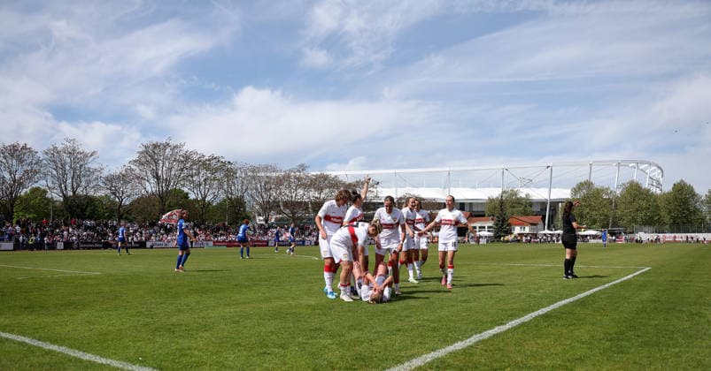 26.04.2026, Deutschland, Stuttgart, Fußball 2. Frauen-Bundesliga, 15. Spieltag, VfB Stuttgart vs. SV Meppen 1912, Jubel nach dem 2:0 Tor, Torschützin Maximiliane Rall (VfB), Übersicht PSV Stadion mit MHP Arena im Hintergrund