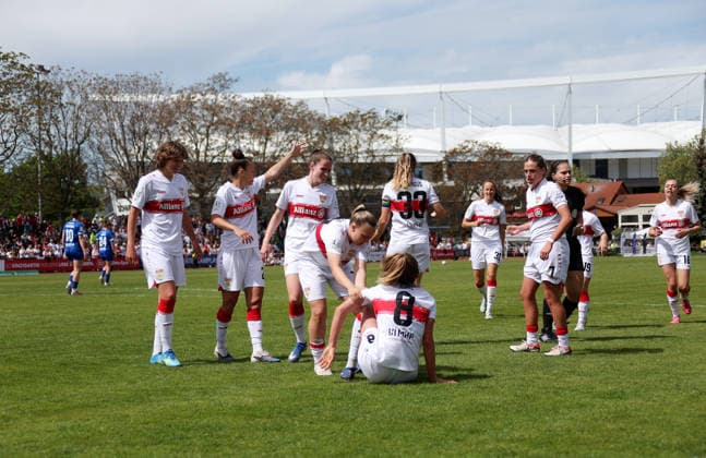 26.04.2026, Deutschland, Stuttgart, Fußball 2. Frauen-Bundesliga, 15. Spieltag, VfB Stuttgart vs. SV Meppen 1912, Jubel nach dem 2:0 Tor, Torschützin Maximiliane Rall (VfB), Übersicht PSV Stadion mit MHP Arena im Hintergrund