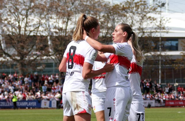 26.04.2026, Deutschland, Stuttgart, Fußball 2. Frauen-Bundesliga, 15. Spieltag, VfB Stuttgart vs. SV Meppen 1912, Jubel nach dem 2:0 Tor, Torschützin Maximiliane Rall (VfB), rechts Daphina Redzepi (VfB)
