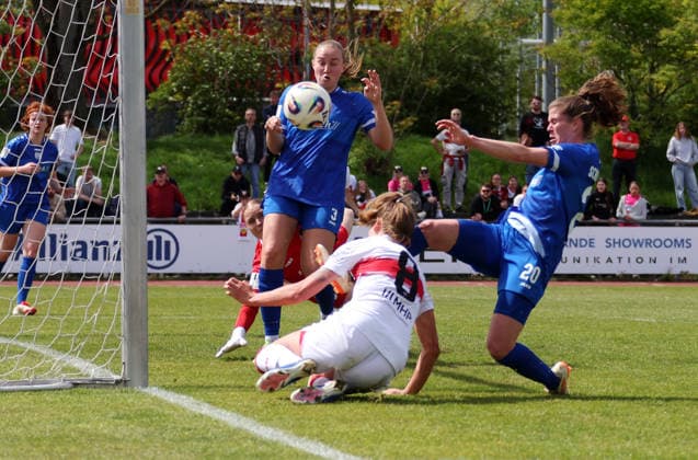 26.04.2026, Deutschland, Stuttgart, Fußball 2. Frauen-Bundesliga, 15. Spieltag, VfB Stuttgart vs. SV Meppen 1912, 2:0 Tor, v.l. Nina Rolfes (SVM), Torschützin Maximiliane Rall (VfB), Chantal Schouwstra (SVM)