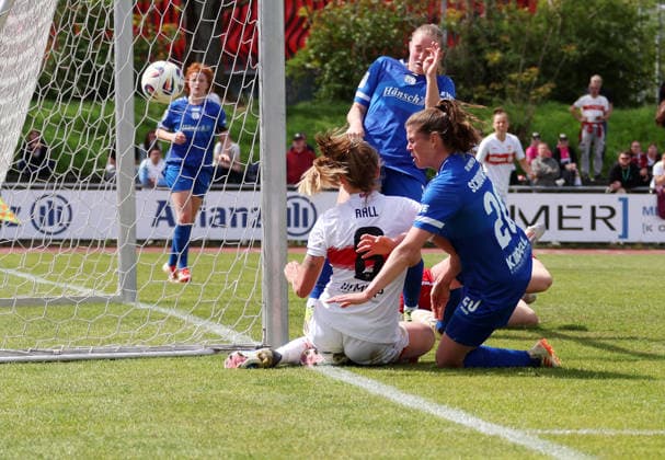 26.04.2026, Deutschland, Stuttgart, Fußball 2. Frauen-Bundesliga, 15. Spieltag, VfB Stuttgart vs. SV Meppen 1912, 2:0 Tor, v.l. Nina Rolfes (SVM), Torschützin Maximiliane Rall (VfB), Chantal Schouwstra (SVM)