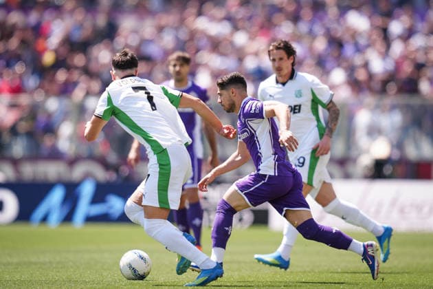 FiorentinaÕs Manor Solomon fights for the ball with SassuoloÕs Cristian Volpato during the Serie A soccer match between Fiorentina and Sassuolo at the Artemio Franchi Stadium in Florence, north Italy - Sunday, April 26, 2026 -  Copyright: xMassimoxPaolone LaPressex