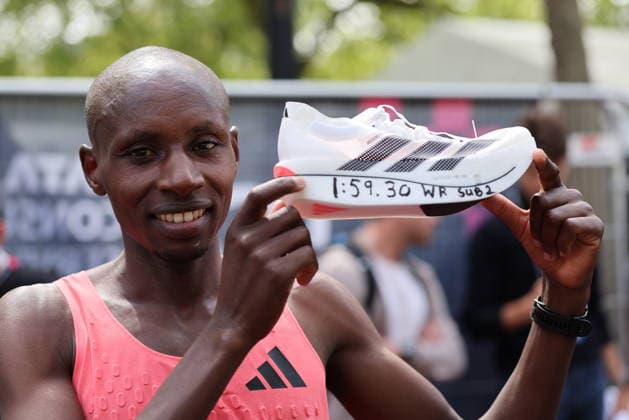 Sport Bilder des Tages 26 04 2026. London, United Kingdom. Sabastian Sawe breaks two hour barrier as he wins the Elite men™s race at the London Marathon.  xStephenxLockx xixImagesx IIM-26734-0020