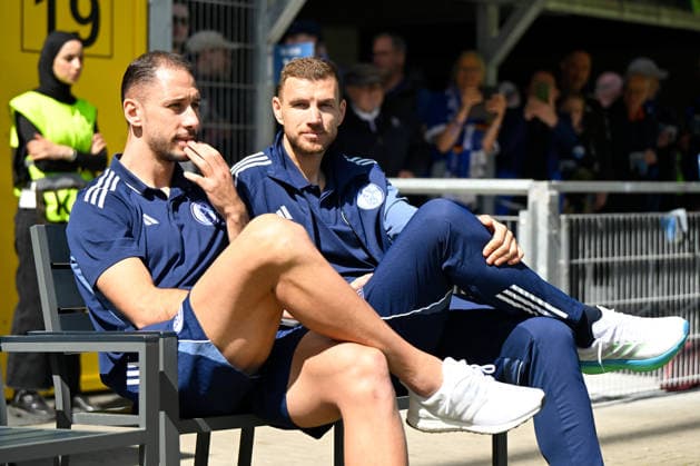 Paderborn, Home Deluxe Arena, 26.04.26, GER, Herren, 2.Bundesliga, Saison 2025-2026, SC Paderborn 07 - FC Schalke 04 Bild: v.li. Edin DZEKO (Schalke) und Nikola KATIC (Schalke) fehlen verletzungsbedingt DFL regulations prohibit any use of photographs as image sequences and or quasi-video. NRW Deutschland