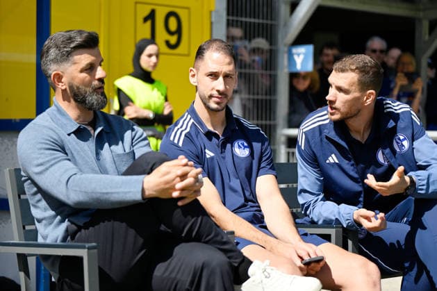 Paderborn, Home Deluxe Arena, 26.04.26, GER, Herren, 2.Bundesliga, Saison 2025-2026, SC Paderborn 07 - FC Schalke 04 Bild: v.li. Trainer Miron MUSLIC(Schalke) mit Edin DZEKO (Schalke) und Nikola KATIC (Schalke) fehlen verletzungsbedingt DFL regulations prohibit any use of photographs as image sequences and or quasi-video. NRW Deutschland