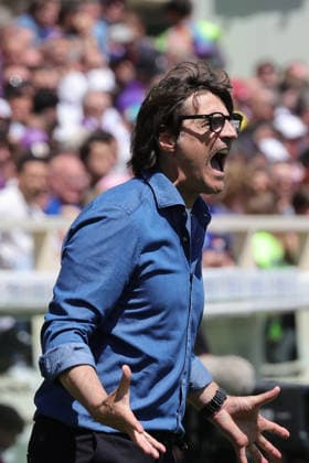 ACF Fiorentina v US Sassuolo Calcio - Serie A Head Coach Paolo Vanoli of ACF Fiorentina gestures during the Italian Serie A football match between ACF Fiorentina and US Sassuolo Calcio , on April 26 ,2026 at the Artemio-Franchi stadium in Florence. Firenze FI Italy  Copyright: xAndreaxMartinix originalFilename:martini-acffiore260426_npqxZ.jpg