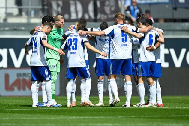 Paderborn, Home Deluxe Arena, 26.04.26, GER, Herren, 2.Bundesliga, Saison 2025-2026, SC Paderborn 07 - FC Schalke 04 Bild: Kreisbildung bei den Spielern des FC Schalke 04 DFL regulations prohibit any use of photographs as image sequences and or quasi-video. NRW Deutschland