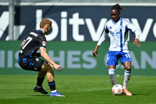 Paderborn, Home Deluxe Arena, 26.04.26, GER, Herren, 2.Bundesliga, Saison 2025-2026, SC Paderborn 07 - FC Schalke 04 Bild: v.li. im Zweikampf Laurin CURDA (Paderborn) und Moussa NDIAYE (Schalke) DFL regulations prohibit any use of photographs as image sequences and or quasi-video. NRW Deutschland