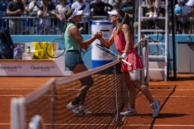 Mutua Madrid Open tennis tournament MADRID, SPAIN - APRIL 26: Argentina’s Solana Sierra (L) and Turkiye s Zeynep Sonmez (R) embrace at the net following the WTA, Tennis Damen women’s singles third-round match of the Mutua Madrid Open at Caja Magica in Madrid, Spain, on April 26, 2026. Alberto Gardin Anadolu Madrid Spain. Editorial use only. Please get in touch for any other usage.  Copyright: x2026xAnadoluxAlbertoxGardinx